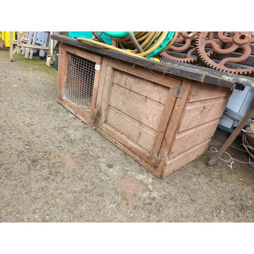 48 - Small animal hutch. W100cm D50cm H42cm