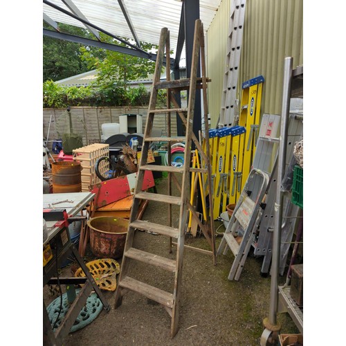 61 - Decorative wooden stepladder