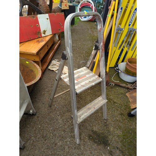 63 - Small 2 step stepladder