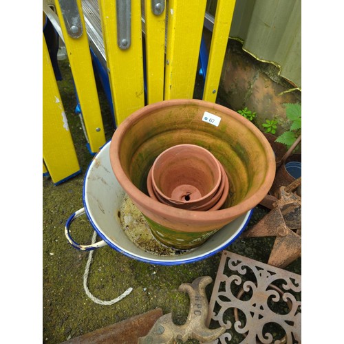 67 - 4 terracotta pots & enamelled wash bowl