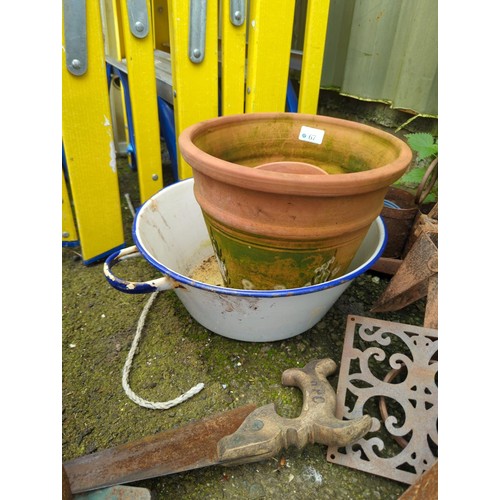 67 - 4 terracotta pots & enamelled wash bowl