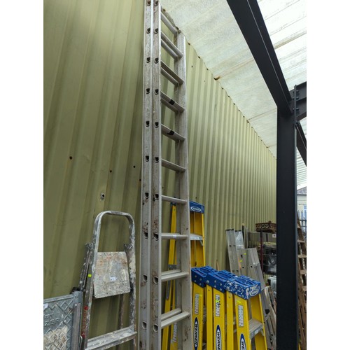 72 - Large extendable ladder