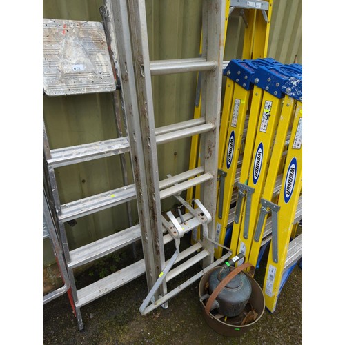 72 - Large extendable ladder