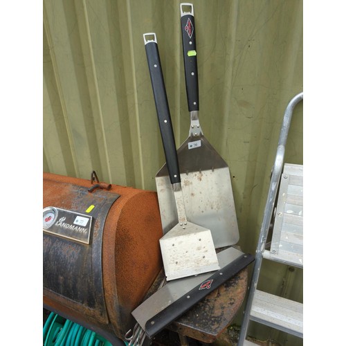 76 - 'Forno Alfrezzo' pizza shovel, oven /bbq brush, kebab skewers & a hachoir knife