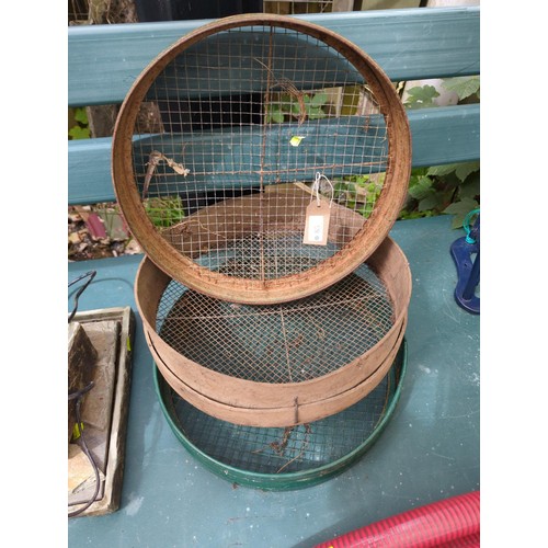 85 - 3x garden soil sieves together with 3x tool trays