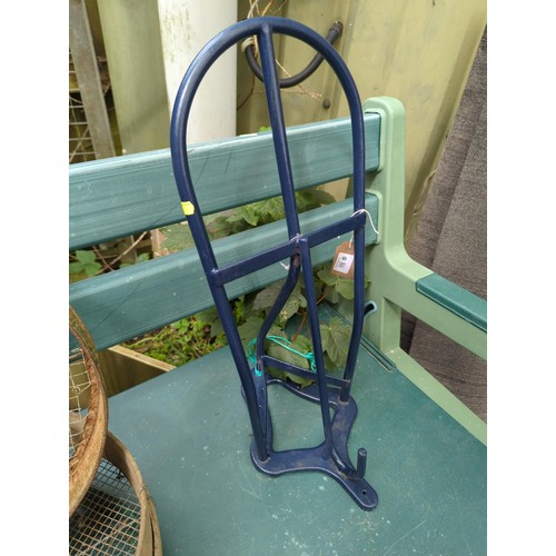 86 - Wall mount saddle rack