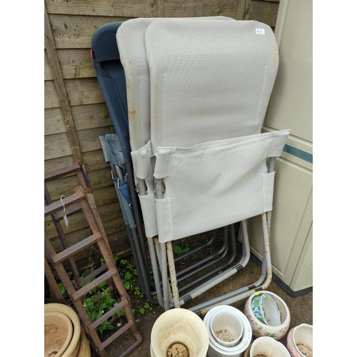 91 - 4x folding garden chairs. 2x blue & 2x white