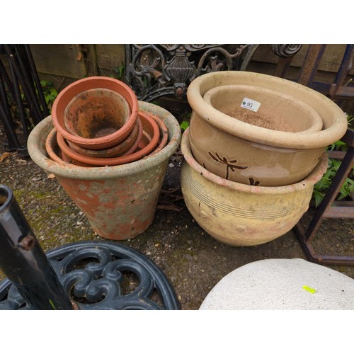 95 - Quantity of outdoor plant pots, some glazed, some terracotta