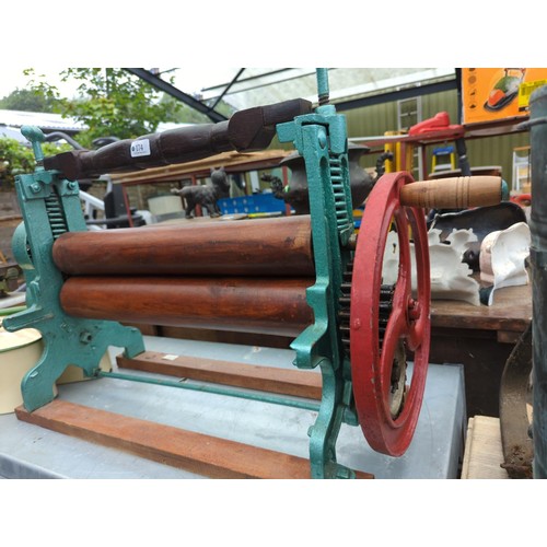 174 - Vintage table top clothes mangle. Appears in good working order.