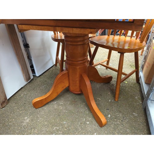 190 - Oak effect circular topped extending pedestal table & 3 chairs. Table D107cm (closed) H75cm