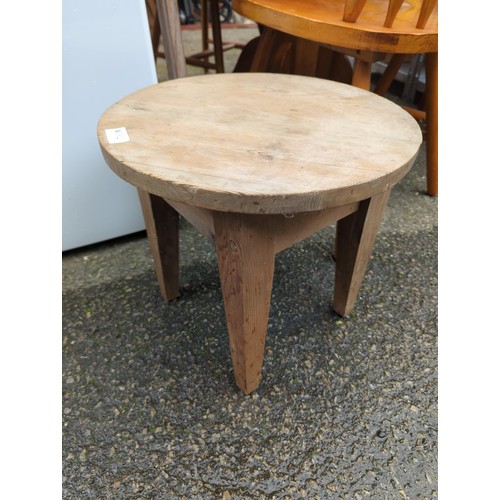 192 - Small circular topped occasional table. D39cm H36cm