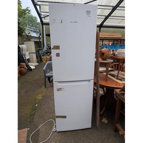 193 - Bosch KI KGNN34AT 60/40 fridge freezer. 