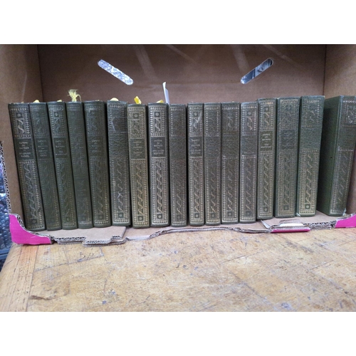 1369 - Seventeen volumes of Daphne du Maurier's works published by Heron