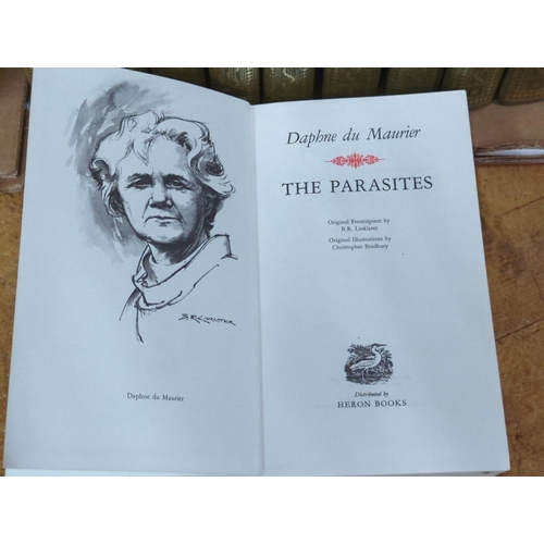 1369 - Seventeen volumes of Daphne du Maurier's works published by Heron