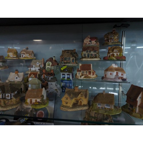 1248 - Shelf of collectable houses inc. Lilliput Lane, David Winter etc.