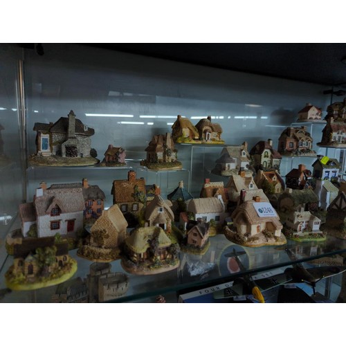 1248 - Shelf of collectable houses inc. Lilliput Lane, David Winter etc.