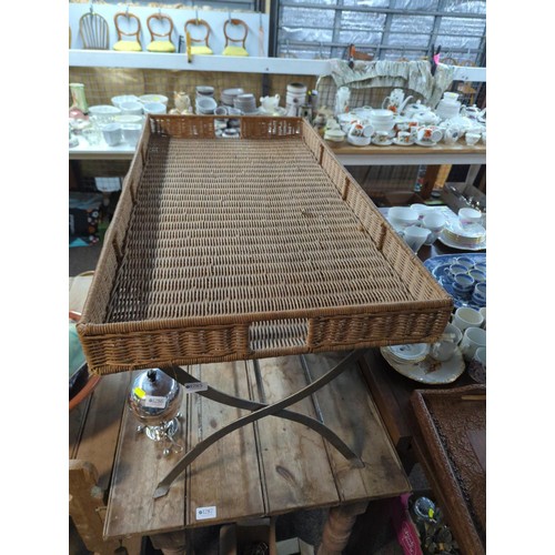 1285 - Wicker tray on metal folding base L100 x D52 x H49cm