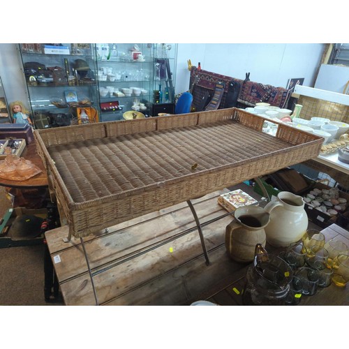 1285 - Wicker tray on metal folding base L100 x D52 x H49cm