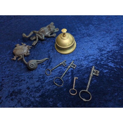 1316 - Metal collectables inc. wrought iron items, service bell, keys and a frog door knocker