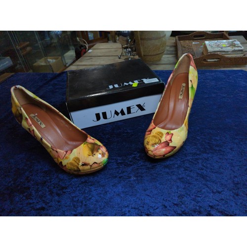 1319 - Pair of decoupaged Tinkerbell heels, size 38 (UK 5)