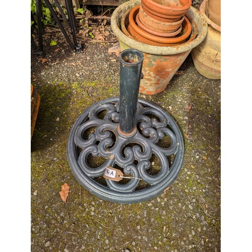 96A - Cast iron parasol stand