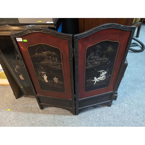 569 - Smal bi-fold Chinoiserie screen, ht. 85cm