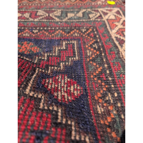 507 - Hand knotted Shiraz rug. W177cm L252cm