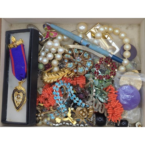 87 - Wooden 4 drawer jewellery box with costume jewellery contents. 