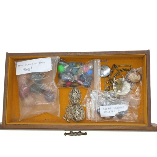 90 - Jewellery box containing various costume jewellery items. 