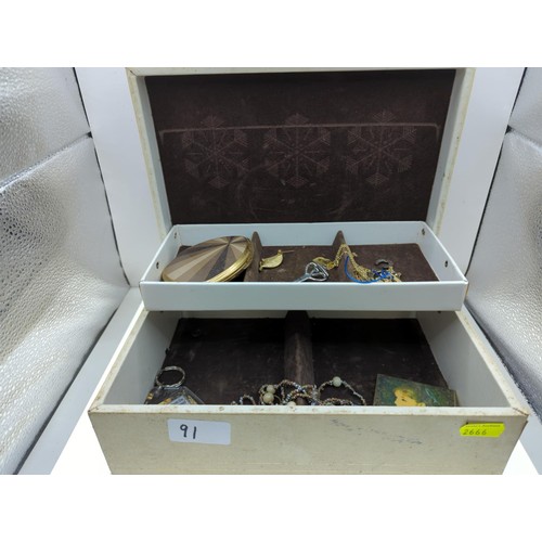 91 - 3 x jewellery boxes containing costume jewellery items. 