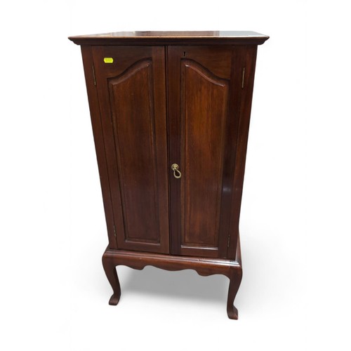 570 - Mahogany 2 door cupboard, raised on small cabriole supports. W52cm D46cm H102cm