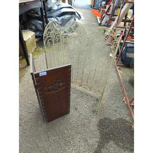 105 - 2 fire screens (1 metal, 1 wooden). Largest height 69cm.