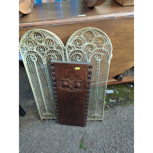 105 - 2 fire screens (1 metal, 1 wooden). Largest height 69cm.