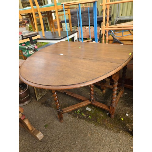 107 - Drop leaf oak table. W52cm (unextended) L102cm H72cm.