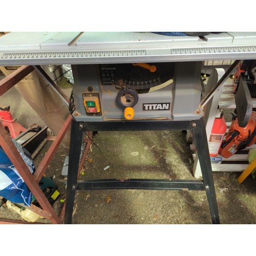 135 - Titan TTB674TAS 1500W table saw, with box of accessories & spare blade