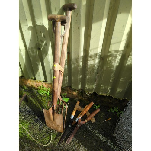 28 - Quantity of long and short handled tools inc. spade, fork, shears.