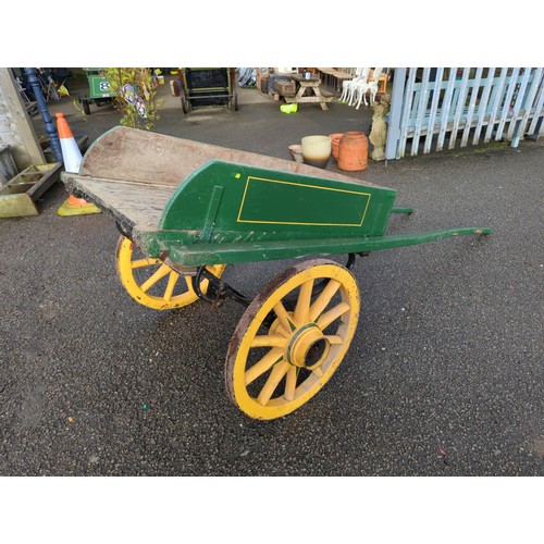 2 - Pony cart in green and yellow. Total length 256 cm W100cm H88cm.