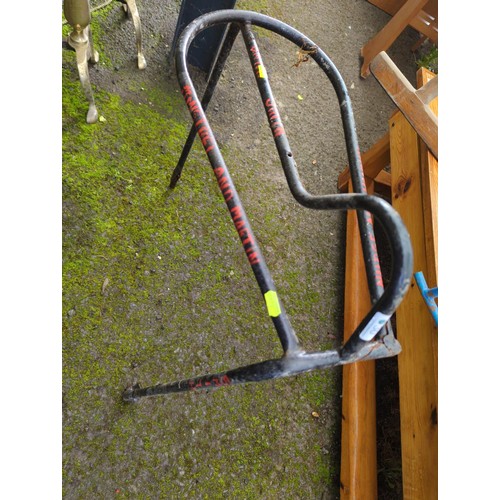 30 - Metal saddle rack. H75cm.