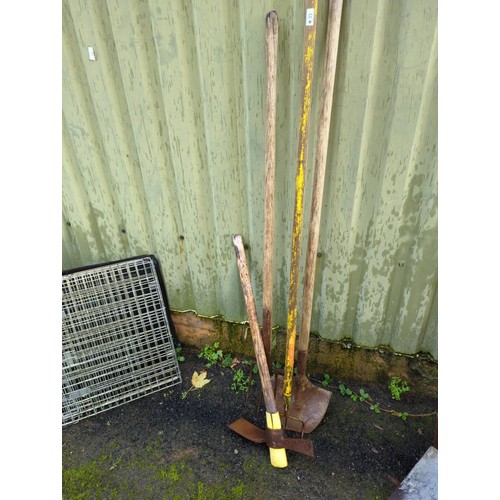 33 - 4 long handled tools inc. hoe/pick, fork, spade. 