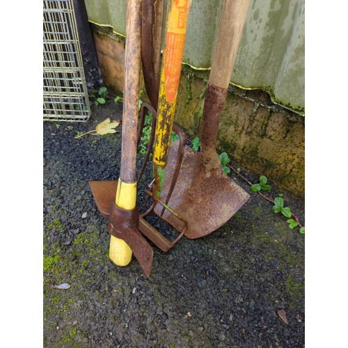 33 - 4 long handled tools inc. hoe/pick, fork, spade. 