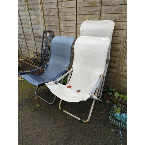 36 - 4x folding garden chairs. 2x blue & 2x white