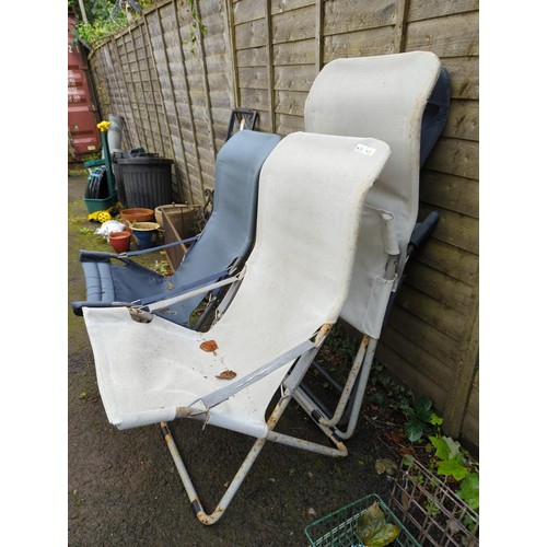 36 - 4x folding garden chairs. 2x blue & 2x white