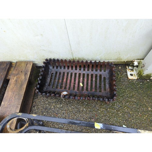 50 - Cast iron fire grate. W53cm D29cm H18cm.