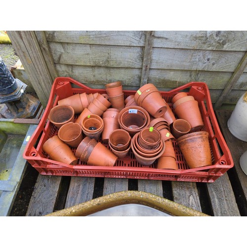 57 - Tray of small terracotta pots. Largest diameter 14cm H14cm.