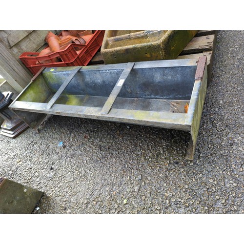 58 - Galvanized trough. L92cm W32cm H19cm.