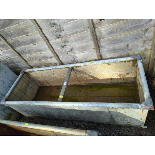 61 - Galvanized water trough. L129cm W47cm H40cm.