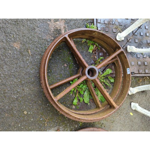 72 - 2 cast iron wagon wheels. Diameter 58cm.