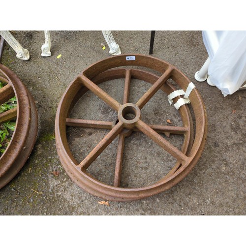 73 - 2 cast iron wagon wheels. Diameter 58cm.