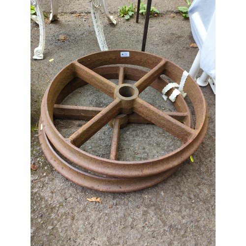 73 - 2 cast iron wagon wheels. Diameter 58cm.