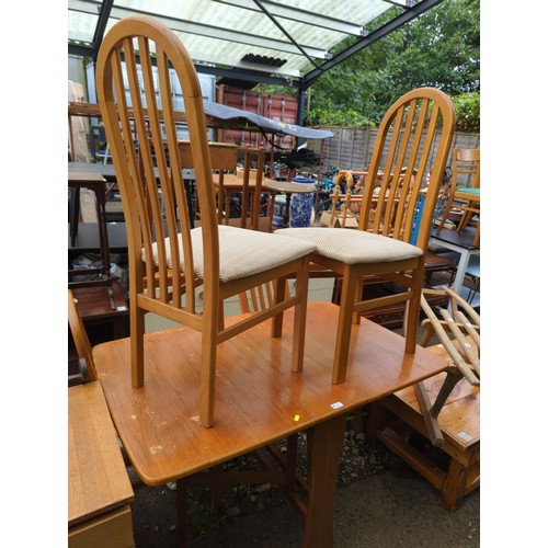 76 - Drop-leaf table with 4 dining chairs. Table fully extended measures W81cm L121cm H76cm.